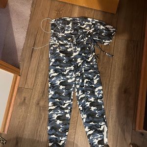 Camo blue two piece crop and pants/ sm